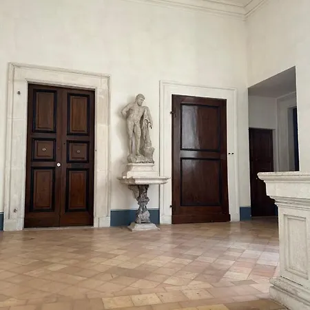 Casa Colonna - Della Torre 3* LʼAquila